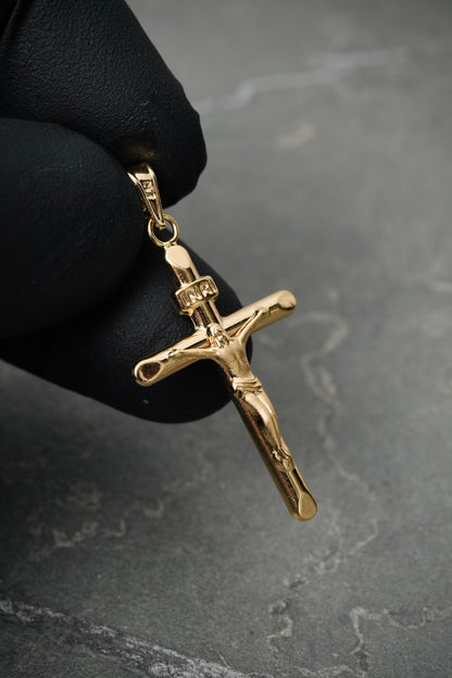 Dije cruz con cristo 0.75gr / Largo 2.7cm — Oro Amarillo