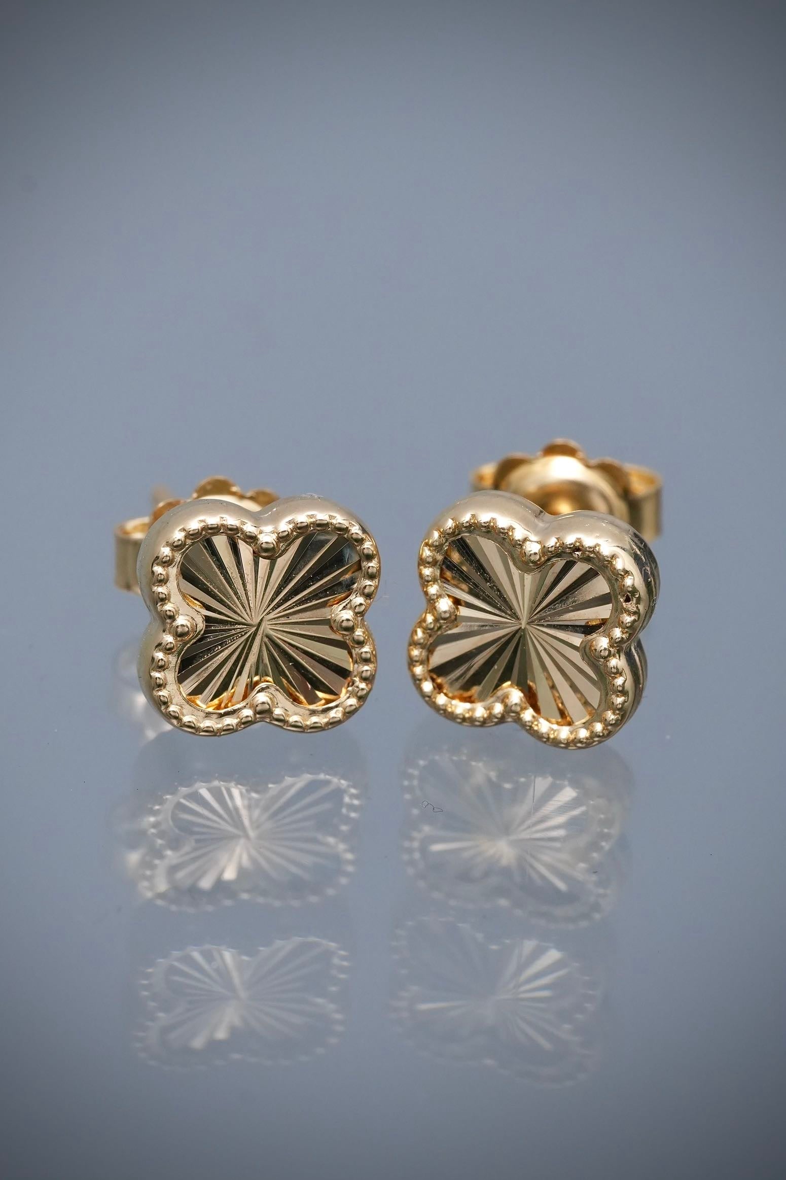 Topos lucky clover diamantados 1.6gr / Largo 0.8cm / Oro Amarillo Nac B