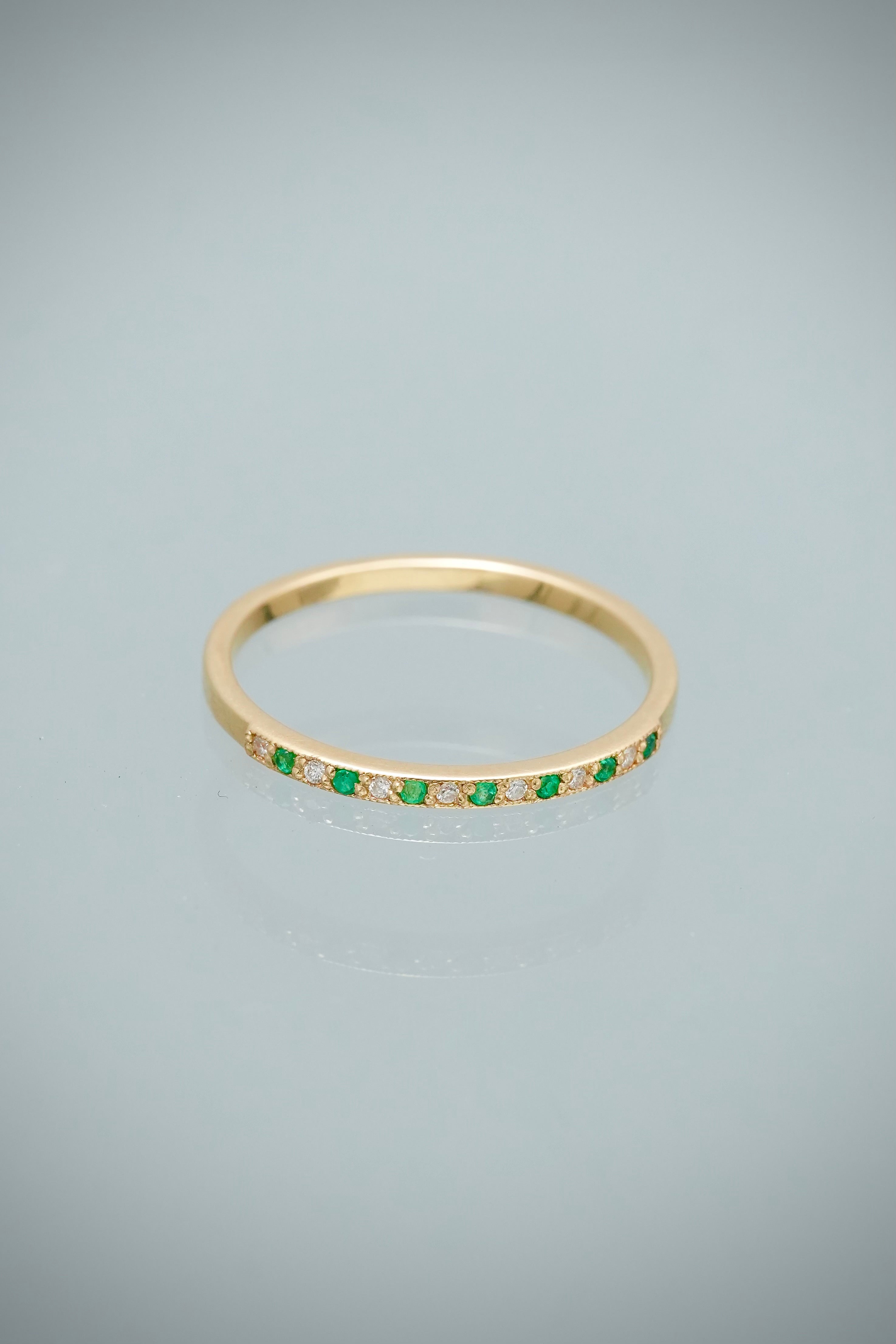 Anillo con 4pts de Esmeralda y 3pts de Diamante 1.5gr / Talla 6 3/4 — Oro Amarillo