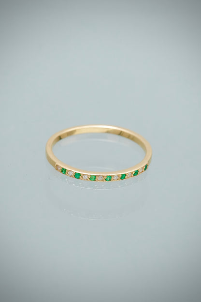 Anillo con 4pts de Esmeralda y 3pts de Diamante 1.5gr / Talla 6 3/4 — Oro Amarillo