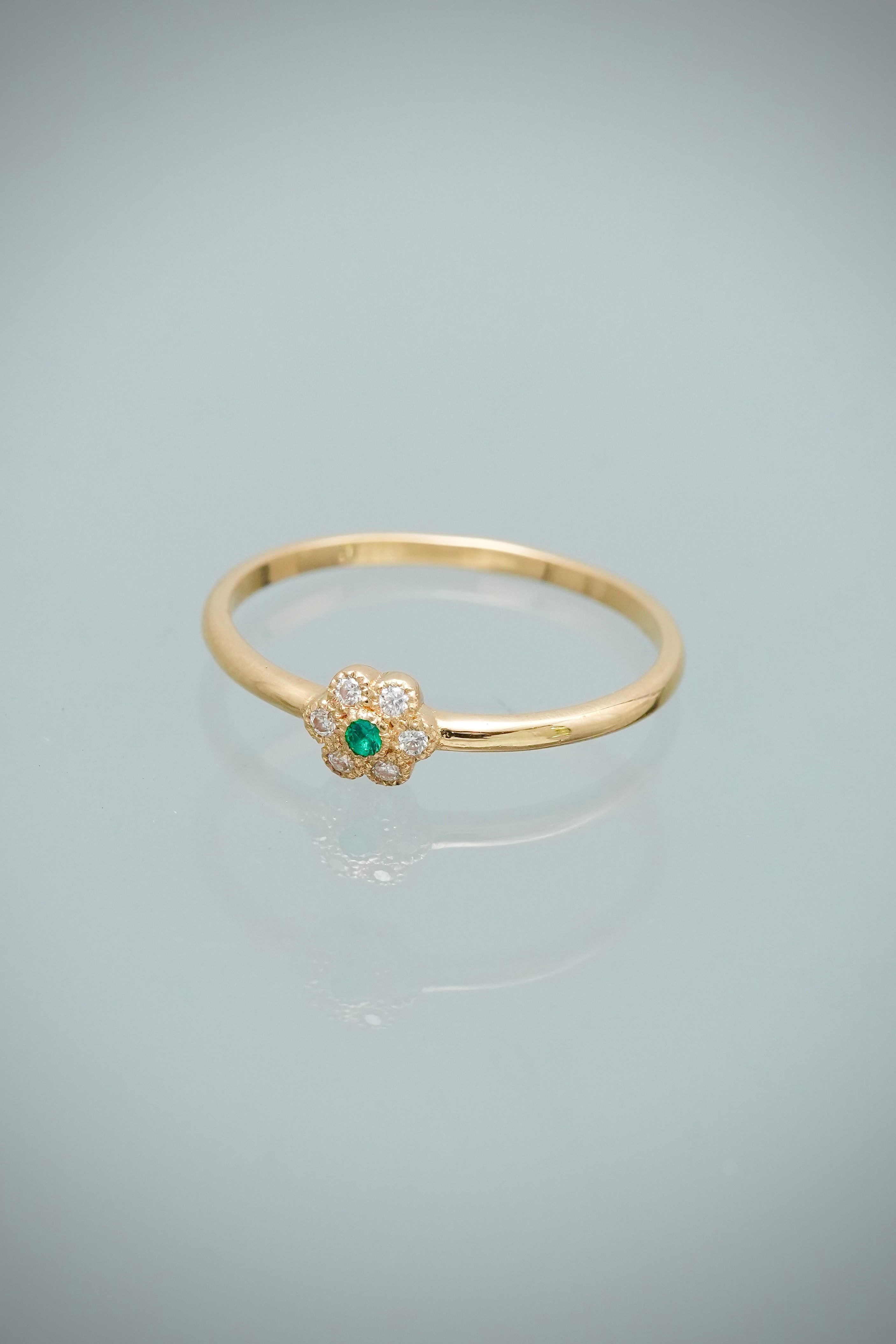 Anillo con 8pts de Moissanita 1.15gr / Talla 6 — Oro Amarillo