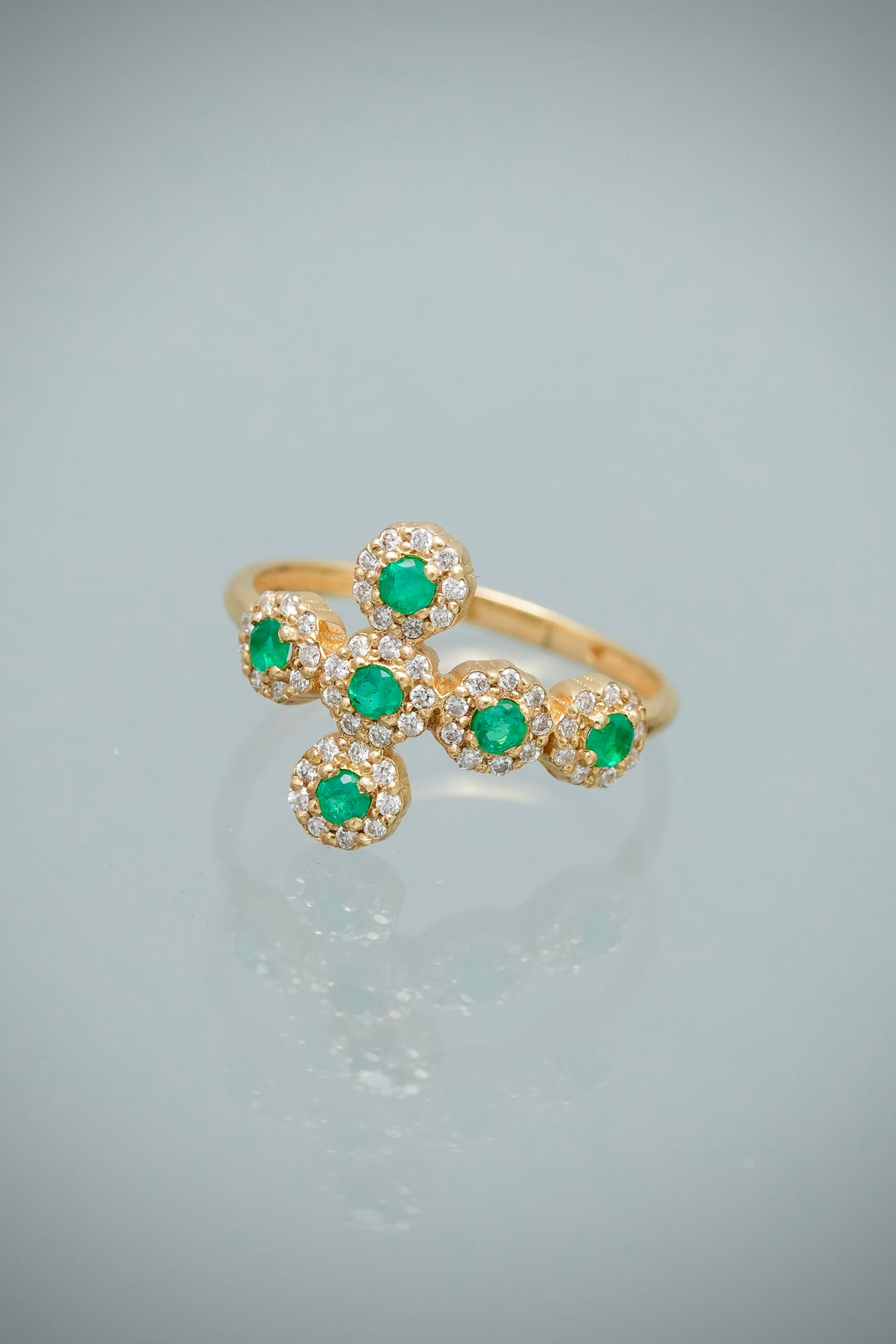 Anillo Cruz con 26pts de Esmeralda y 23pts de Diamante 2.05gr / Talla 6 1/2 — Oro Amarillo