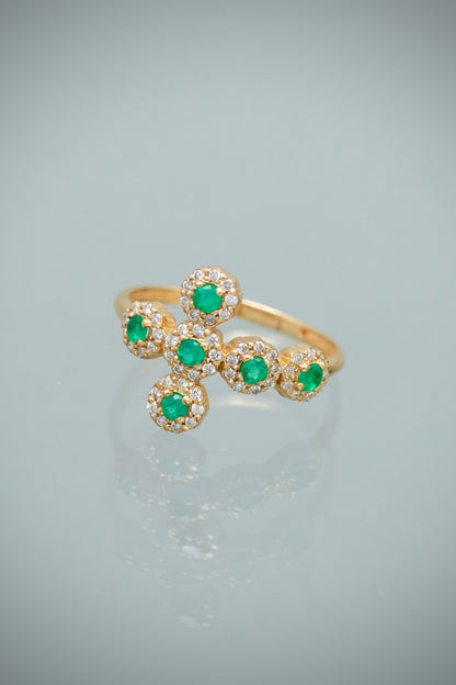 Anillo Cruz con 26pts de Esmeralda y 23pts de Diamante 2.05gr / Talla 6 1/2 — Oro Amarillo