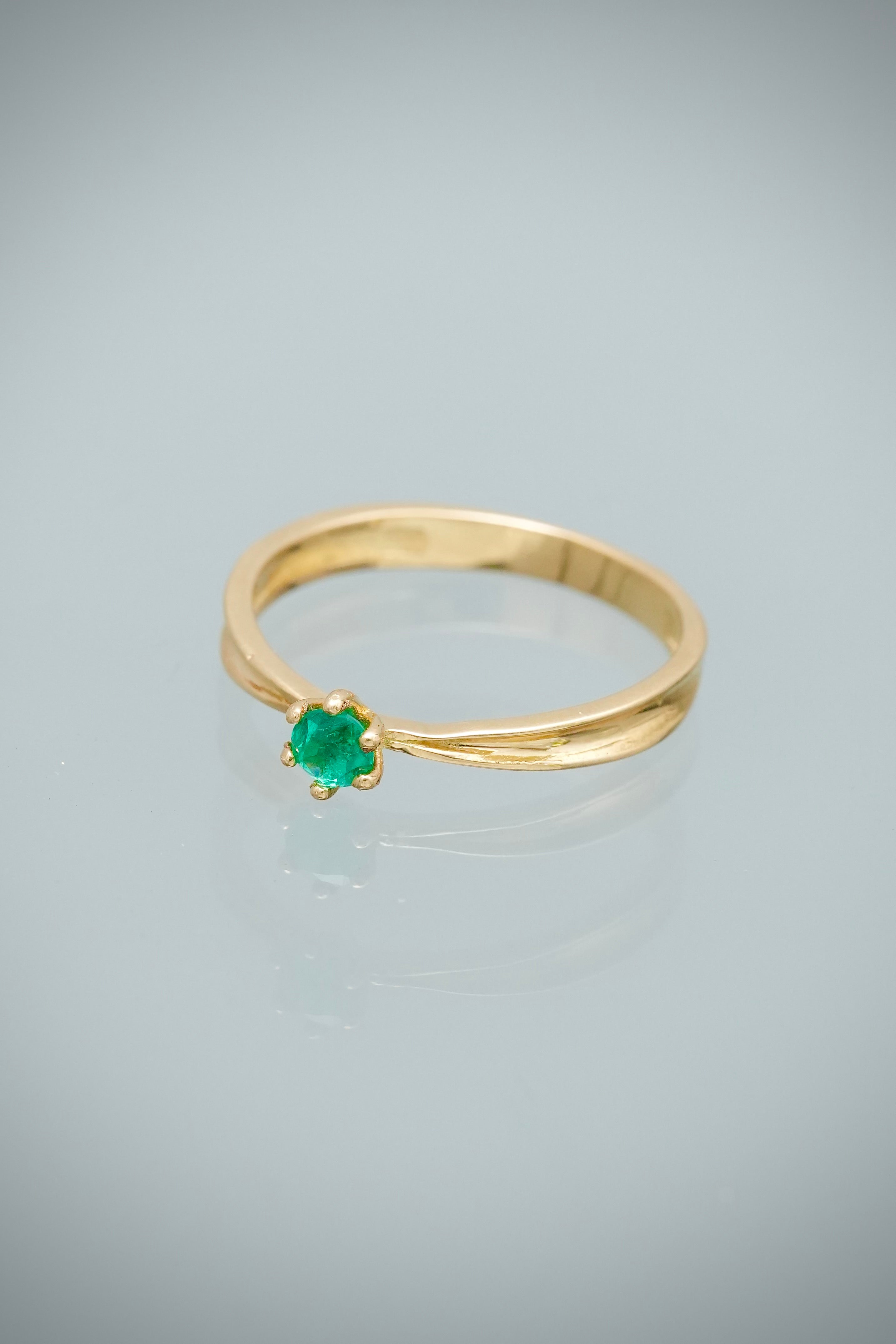 Solitario con 16pts de Esmeralda 1.95gr / Talla 8 — Oro Amarillo