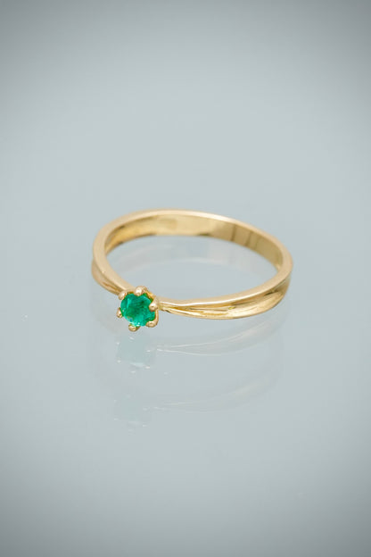Solitario con 16pts de Esmeralda 1.95gr / Talla 8 — Oro Amarillo