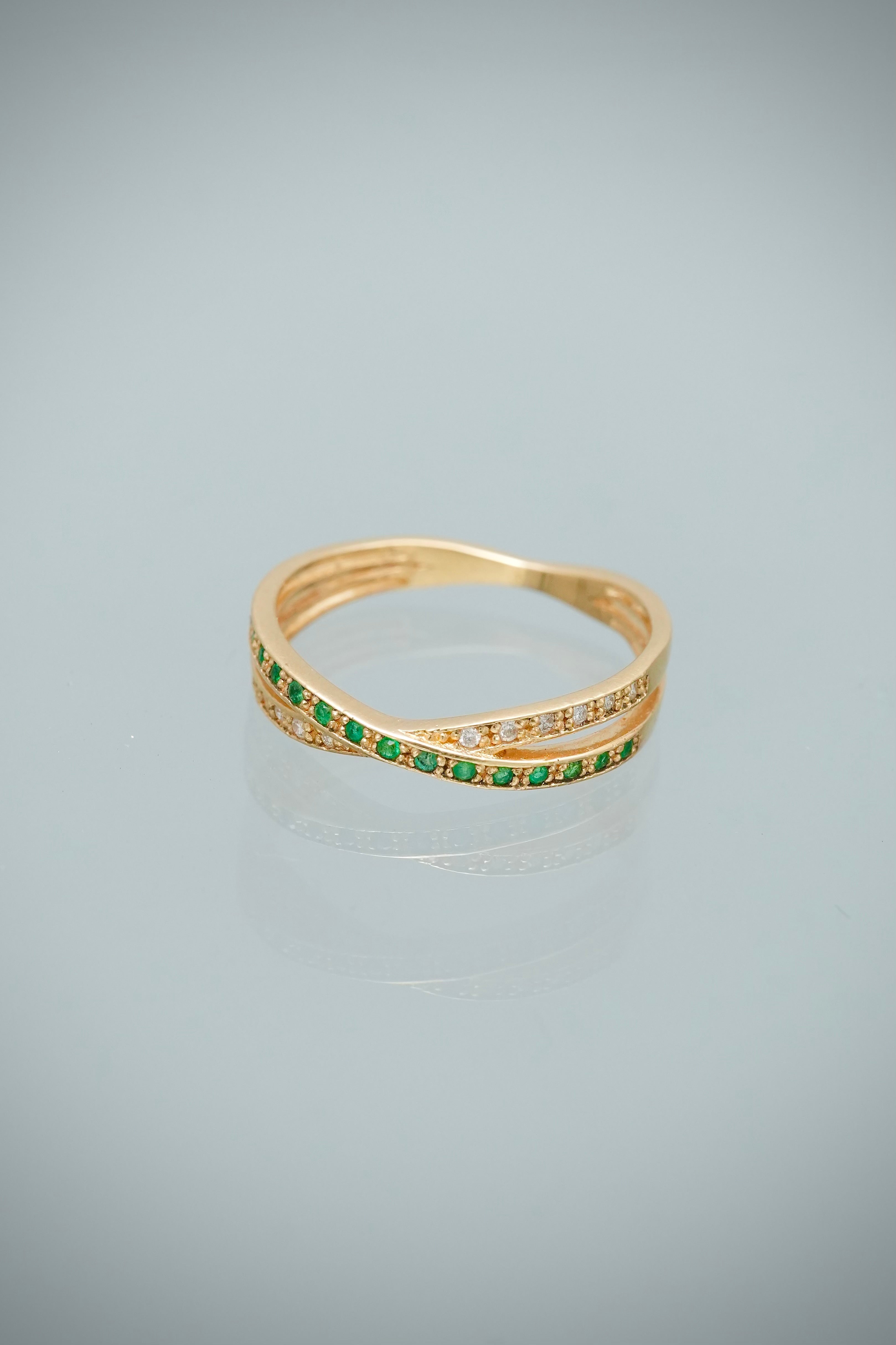 Anillo con 9pts de Esmeralda y 5pts de Diamantes 1.8gr / Talla 6 — Oro Amarillo