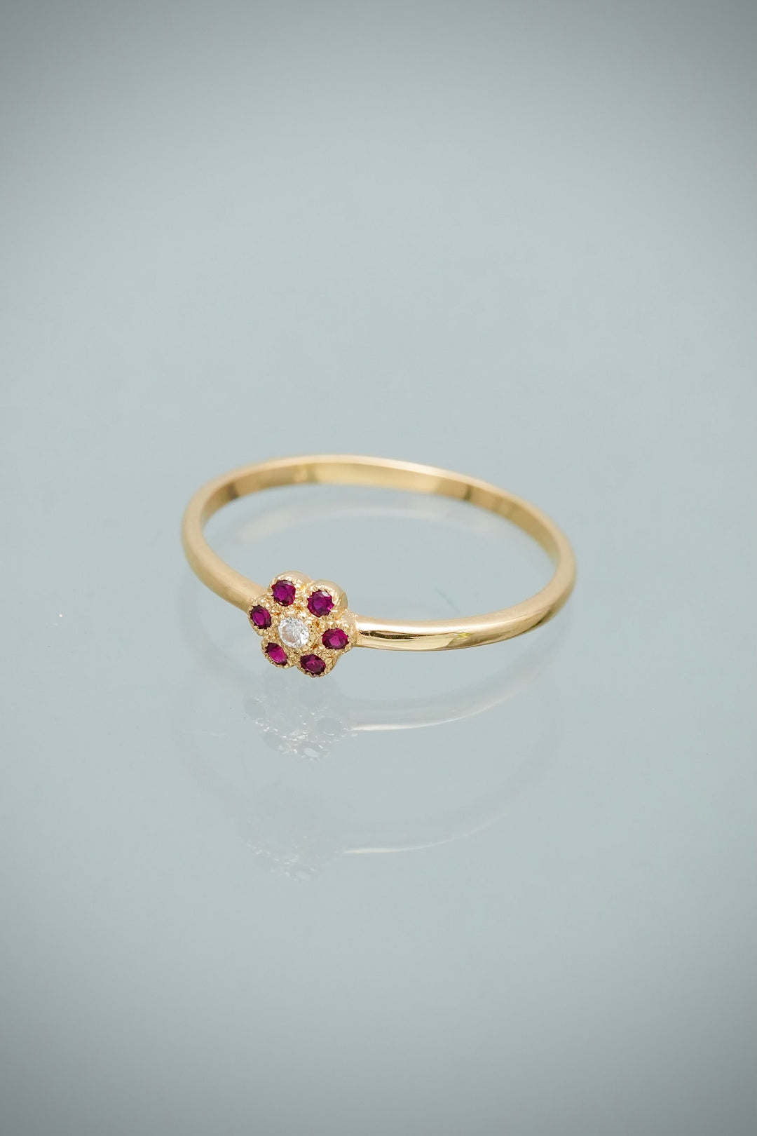 Anillo con 9pts de Moissanita 1.05gr / Talla 5 1/2 — Oro Amarillo