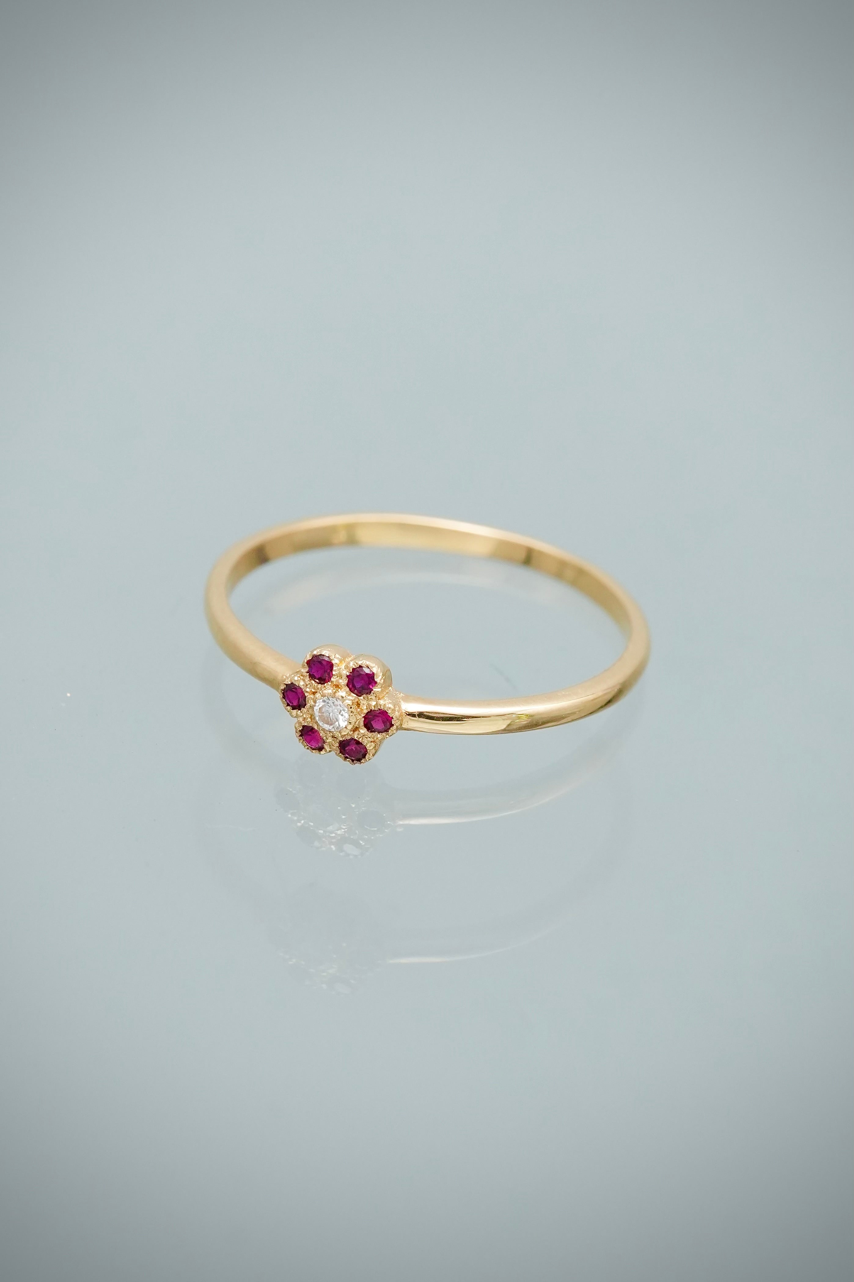 Anillo con 9pts de Moissanita 1.05gr / Talla 5 1/2 — Oro Amarillo