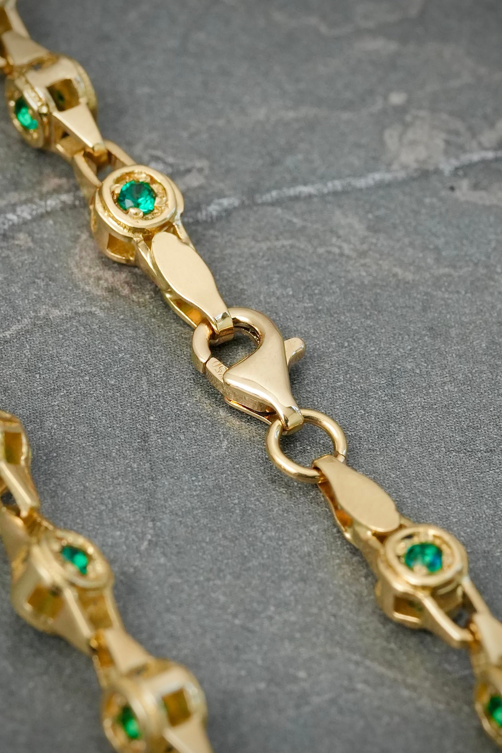 Pulso Rustico con Swarovski Verde 10.4gr / 20.5cm / 4.6mm — Oro Amarillo