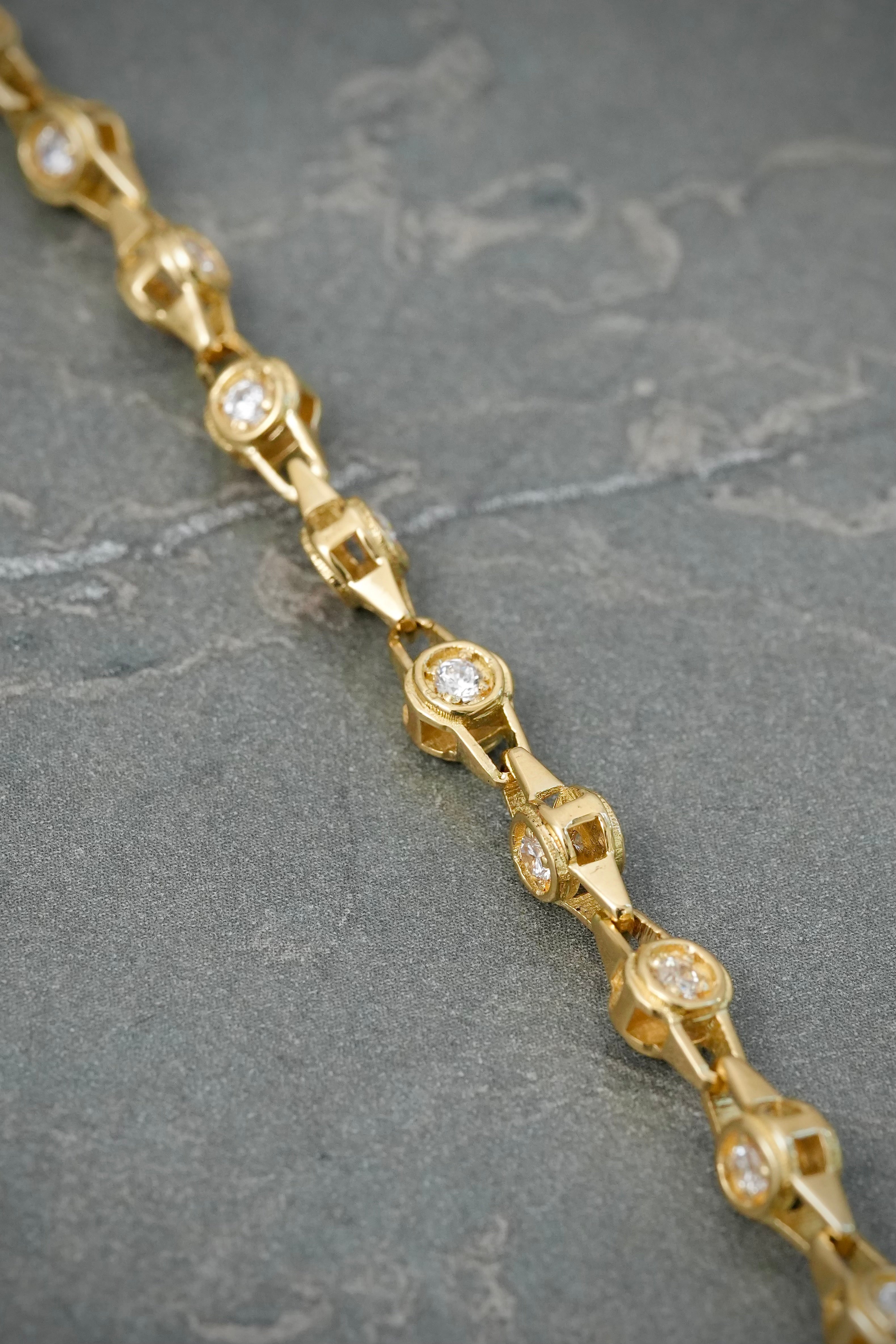 Pulso Rustico con Swarovski Blanco 9.95gr / 19cm / 4.6mm — Oro Amarillo
