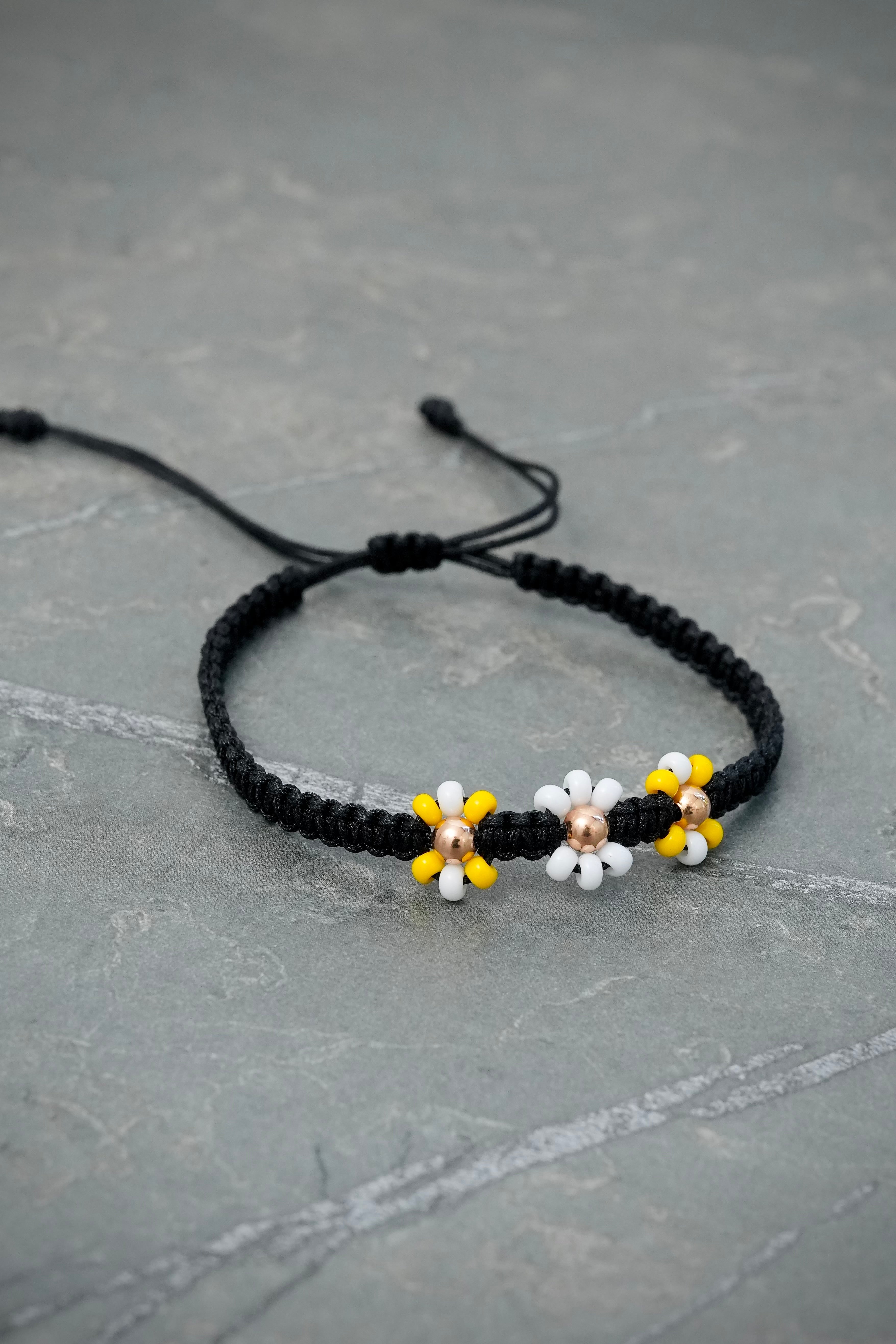 Pulsera en Hilo Negro de Flores 0.25gr — Oro Rosado
