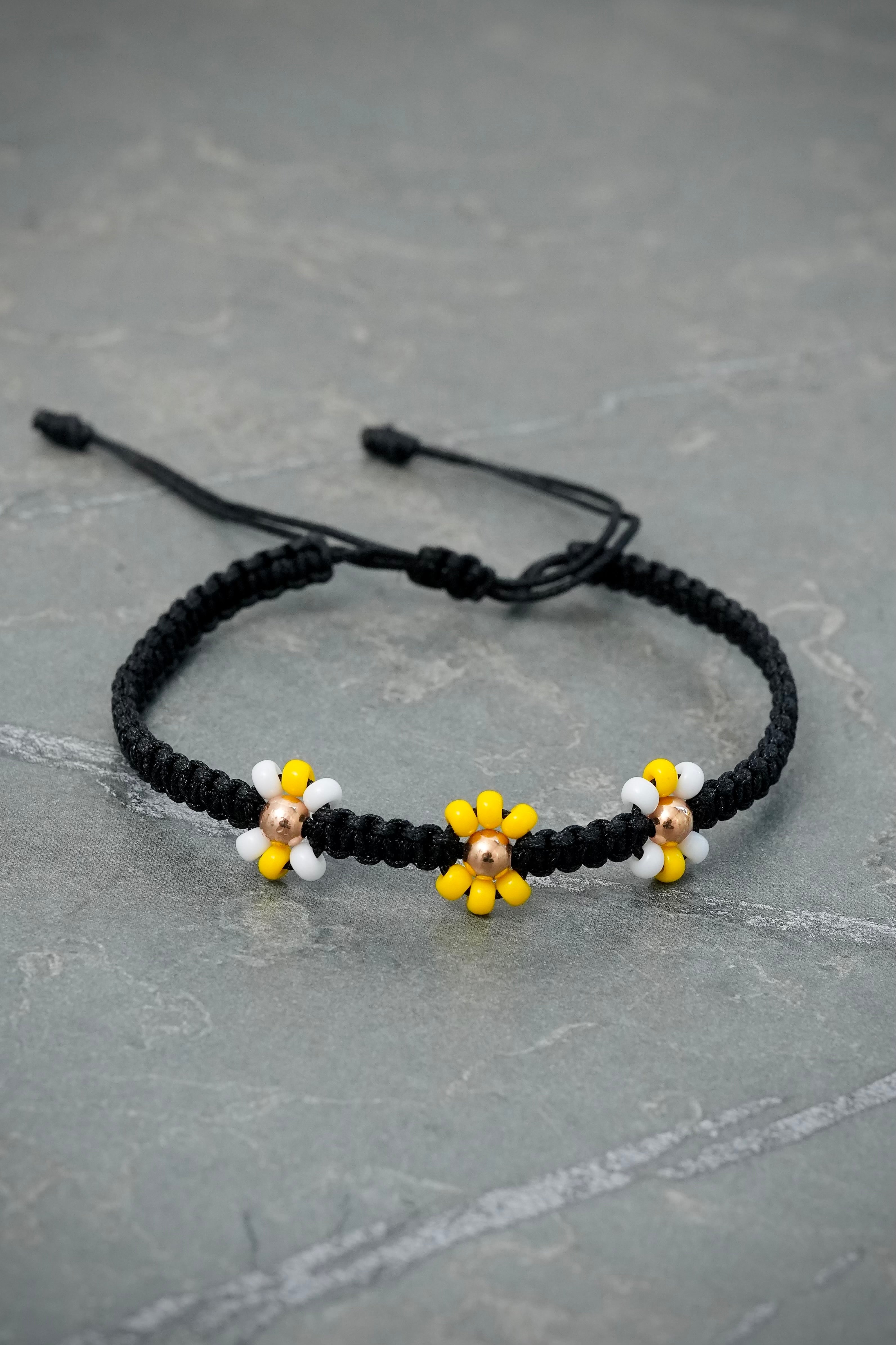 Pulsera en Hilo Negro de Flores 0.25gr — Oro Rosado
