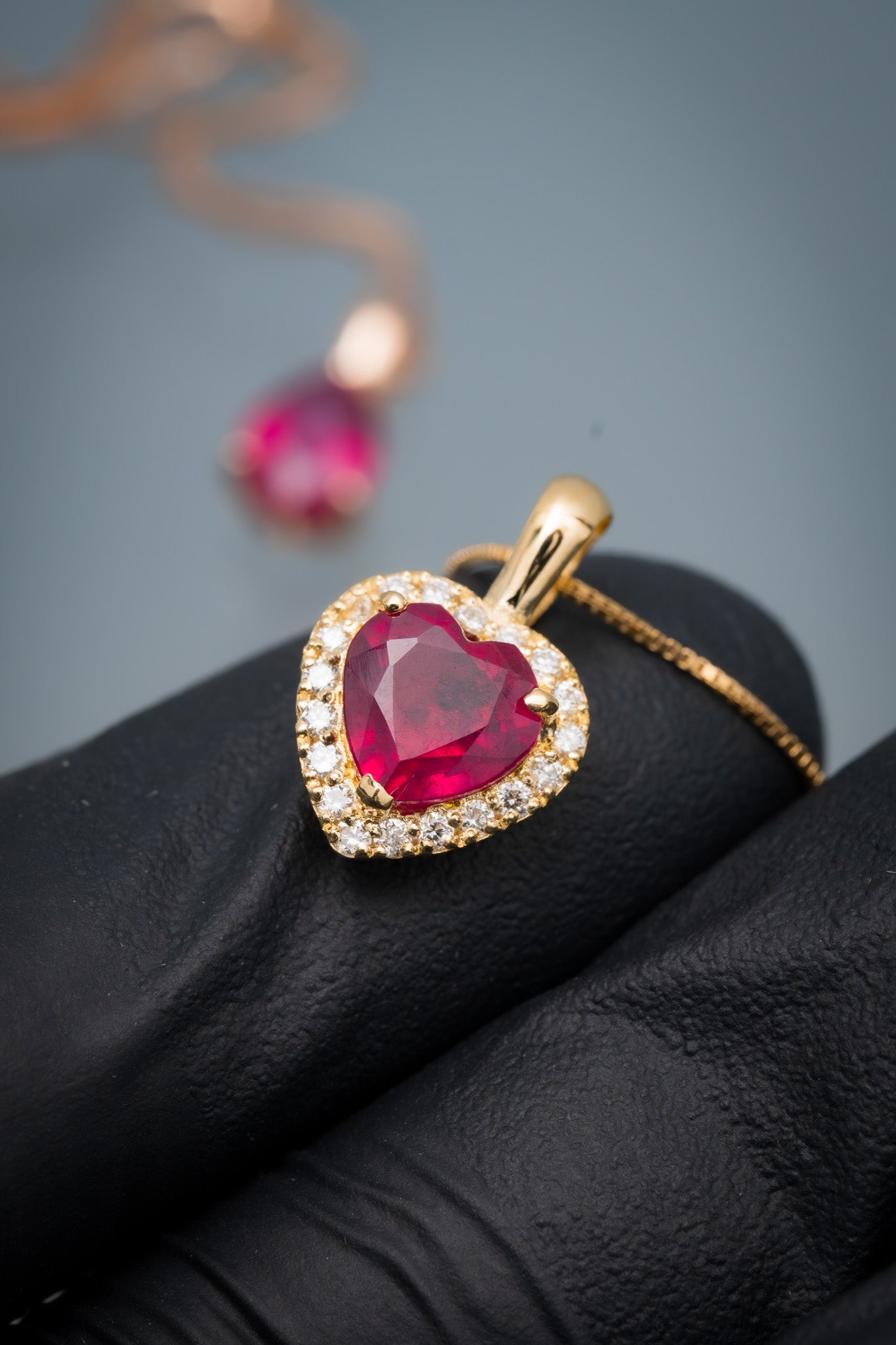 Dije corazon con 192pts de rubie y 18pts de diamante blanco 1.7gr / Largo 1.5cm / Oro Amarillo (Joya) M