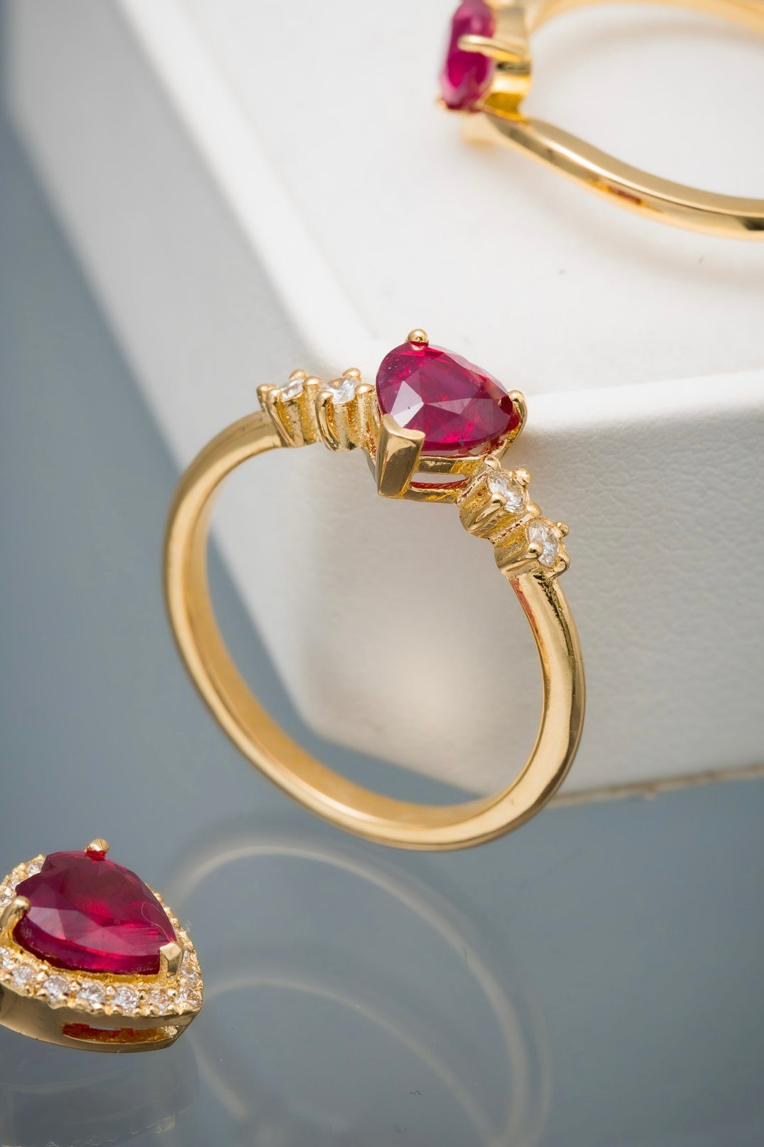 Solitario corazon con 119pts de rubie y 13pts de diamante blanco 2.7gr / Talla 7 / Oro Amarillo (Joya) M