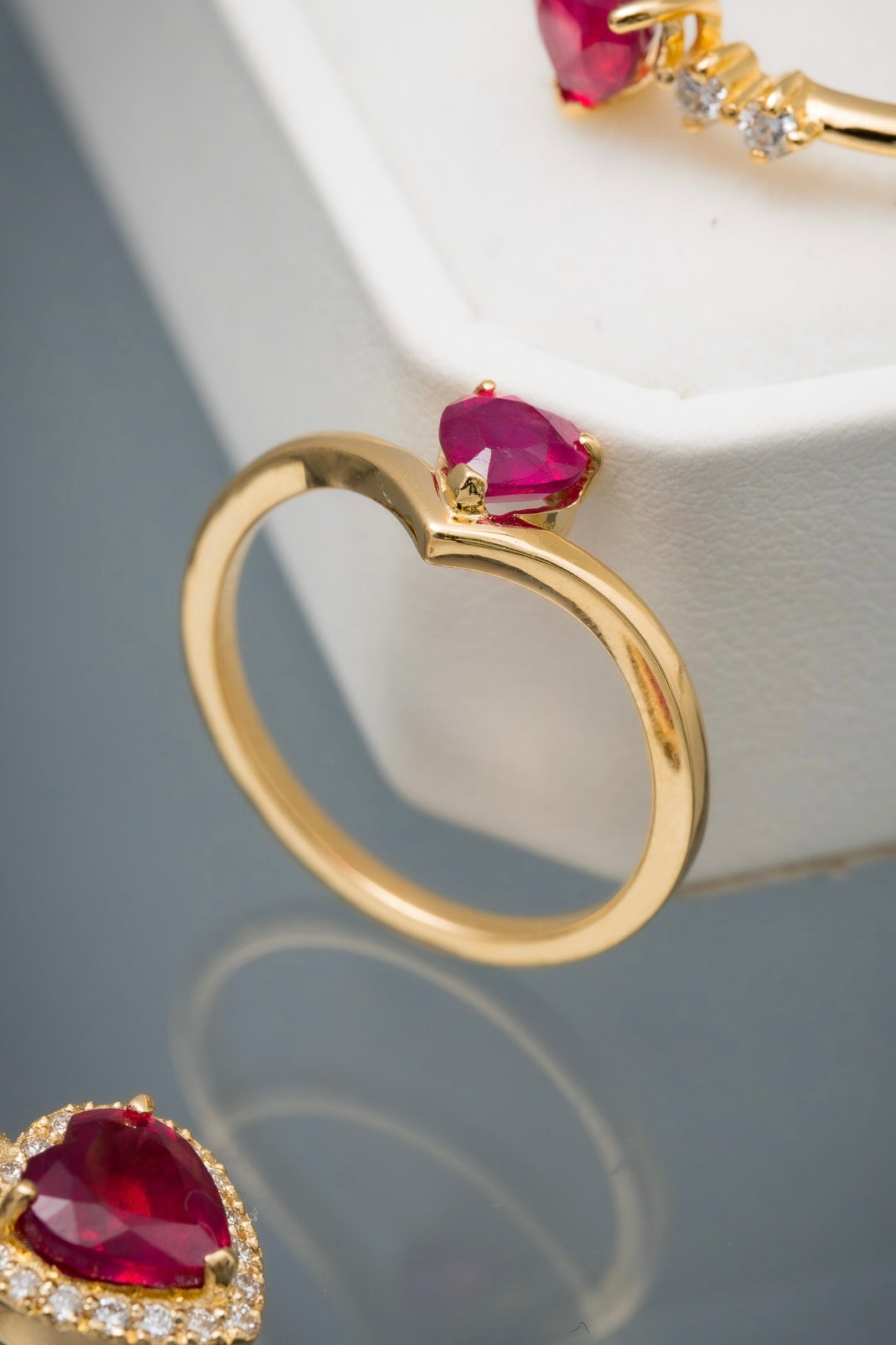 Solitario corazon con 61pts de rubie 2.2gr / Talla: 6 1/4 / Oro Amarillo (Joya) P