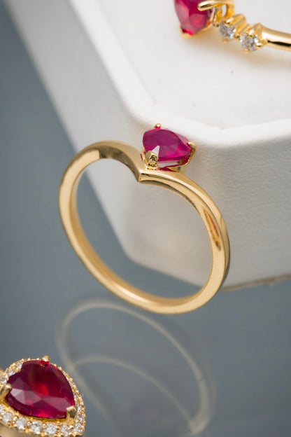 Solitario corazon con 61pts de rubie 2.2gr / Talla: 6 1/4 / Oro Amarillo (Joya) P