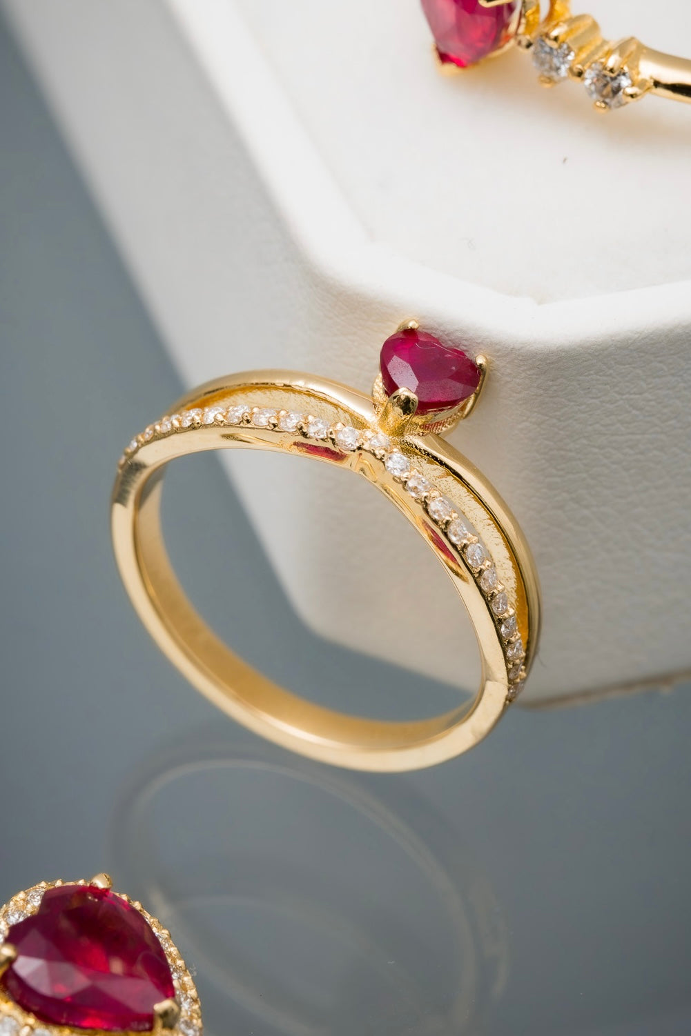 Solitario corazon con 41pts de rubie y 11pts de diamante blanco 2.6gr / Talla 5 / Oro Amarillo (Joya) M