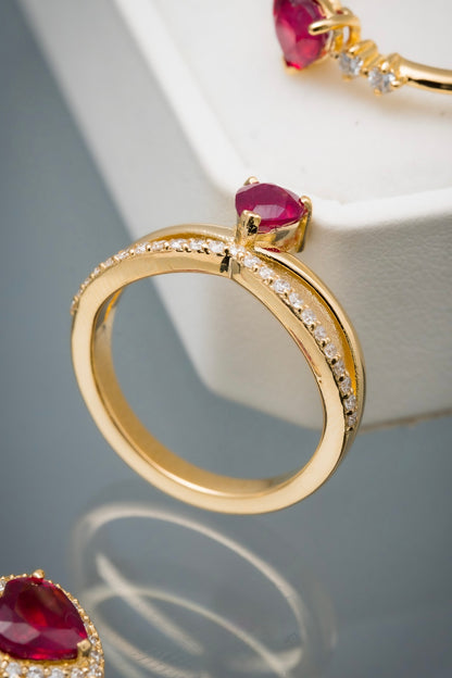 Solitario corazon con 61pts de rubie y 19pts de diamante blanco 5.3gr / Talla 7 1/4 / Oro Amarillo (Joya) M