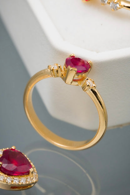 Solitario corazon con 57pts de rubie y 4pts de diamante blanco 2.45gr / Talla: 5 1/2 / Oro Amarillo (Joya) M