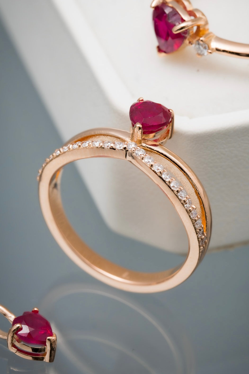 Solitario corazon con 76pts de rubie y 19pts de diamante blanco 4.4gr / Talla: 8 / Oro Rosado (Joya) P