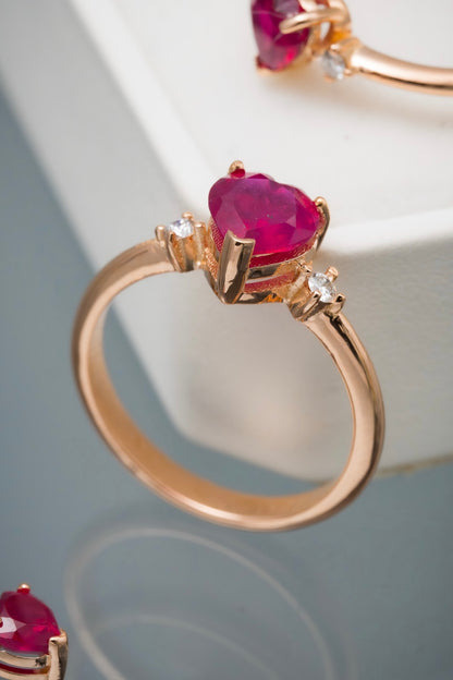 Solitario corazon con 148pts de rubie y 7pts de diamante blanco 3.85gr / Talla 8 / Oro Rosado (Joya) M