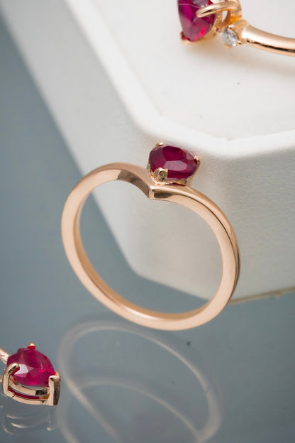 Solitario corazon con 59pts de rubie 2.35gr / Talla : 6 3/4 / Oro Rosado (Joya) P