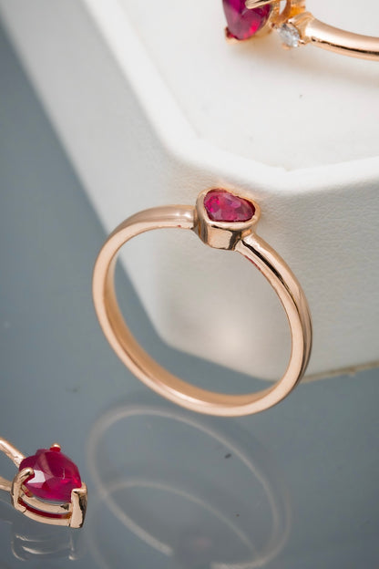 Solitario corazon con 39pts de rubie 2gr / Talla: 5 — Oro Rosado