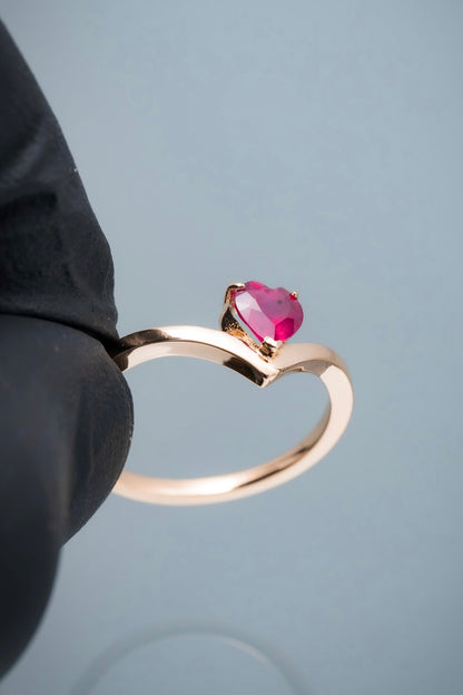 Solitario corazon con 59pts de rubie 2.35gr / Talla : 6 3/4 / Oro Rosado (Joya) P