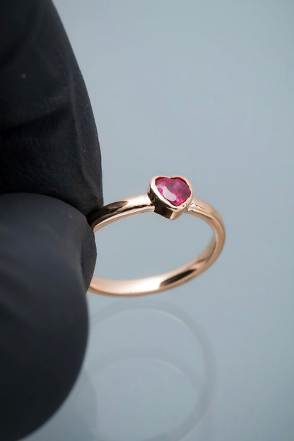Solitario corazon con 39pts de rubie 2gr / Talla: 5 — Oro Rosado