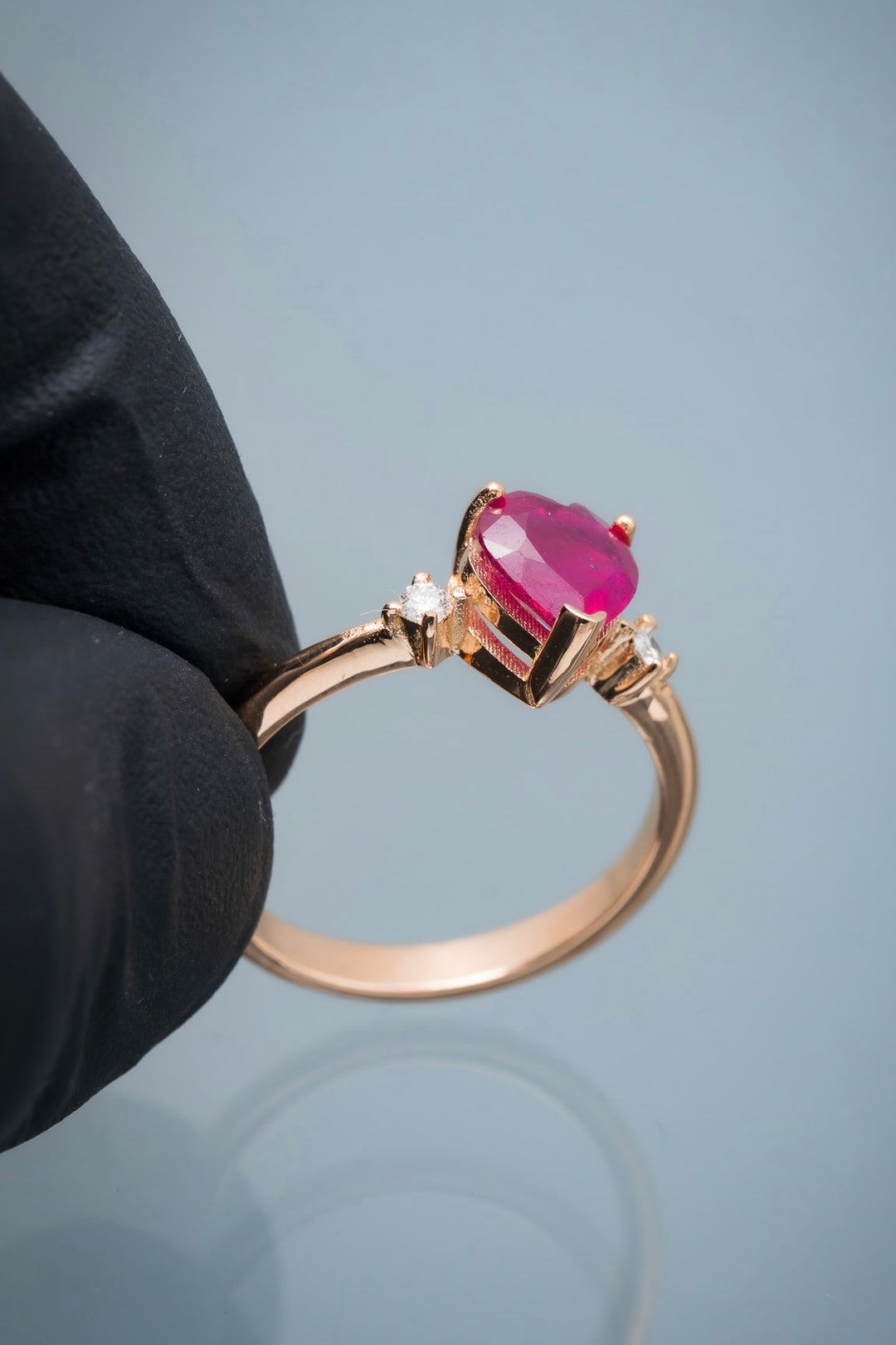 Solitario corazon con 118pts de rubie y 7pts de diamante blanco 2.8gr / Talla 6 — Oro Rosado
