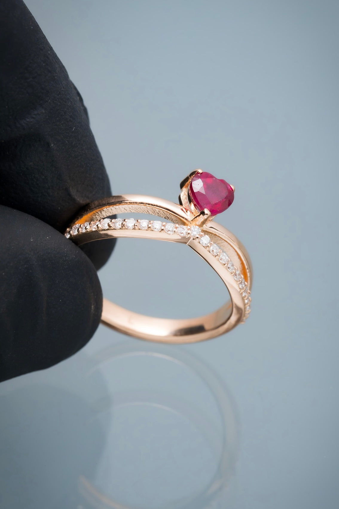 Solitario corazon con 76pts de rubie y 19pts de diamante blanco 4.4gr / Talla: 8 / Oro Rosado (Joya) P