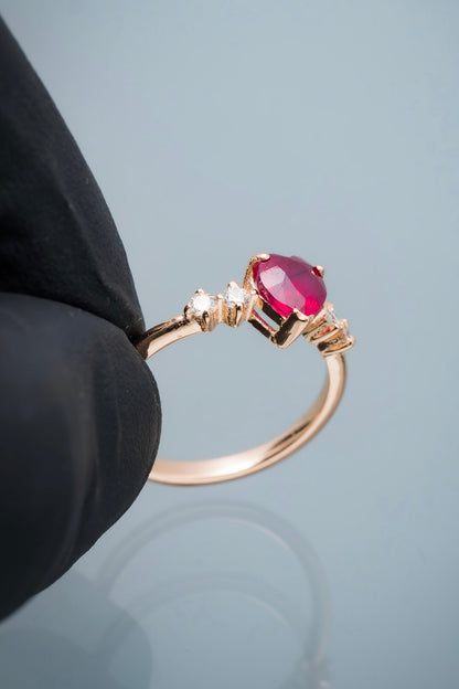 Solitario corazon con 109pts de rubie y 13pts de diamante blanco 2.3gr / Talla 6 1/4 — Oro Rosado