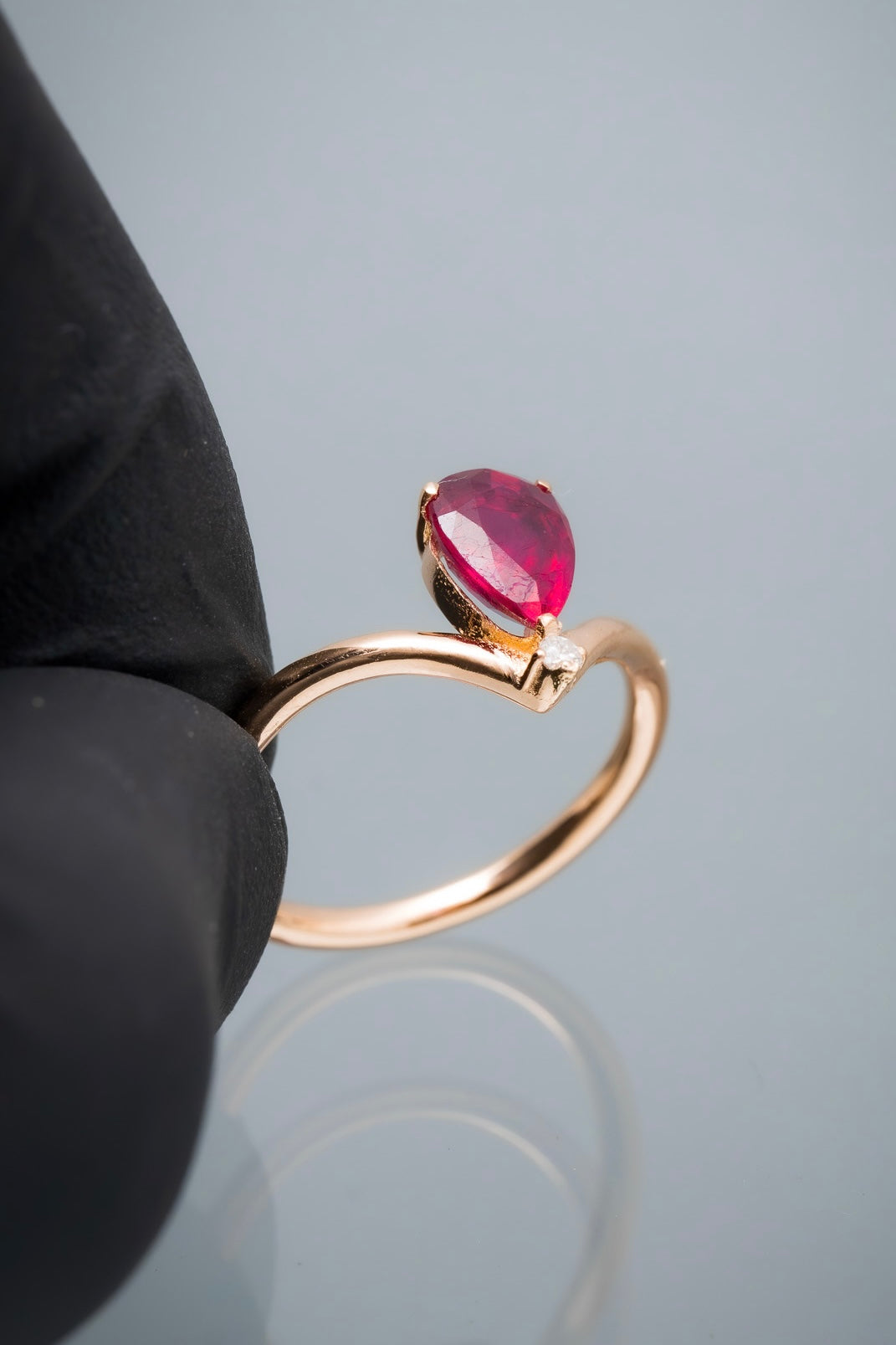 Solitario ovalado con 137pts de rubie y 2pts de diamante blanco 2.7gr / Talla: 6 / Oro Rosado (Joya) M