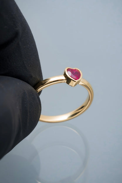 Solitario corazon con 41pts de rubie 2.35gr / Talla: 5 3/4 / Oro Amarillo (Joya) M
