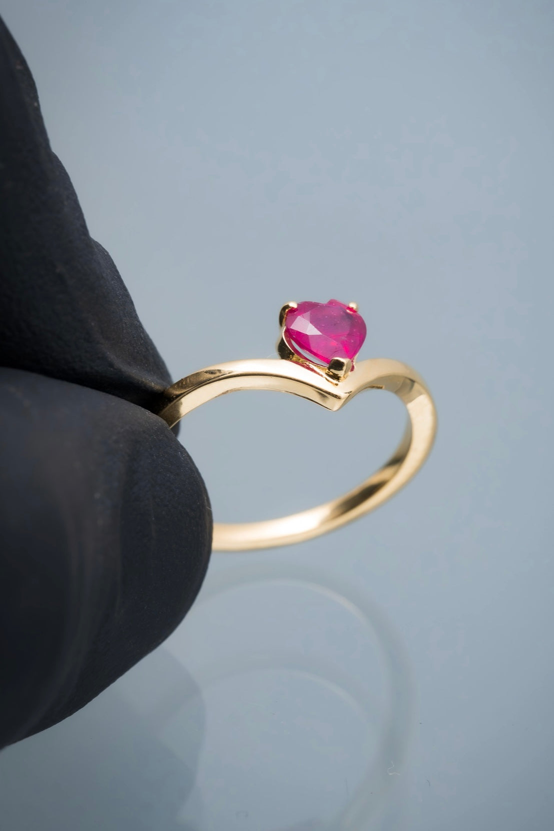 Solitario corazon con 61pts de rubie 2.2gr / Talla: 6 1/4 / Oro Amarillo (Joya) P