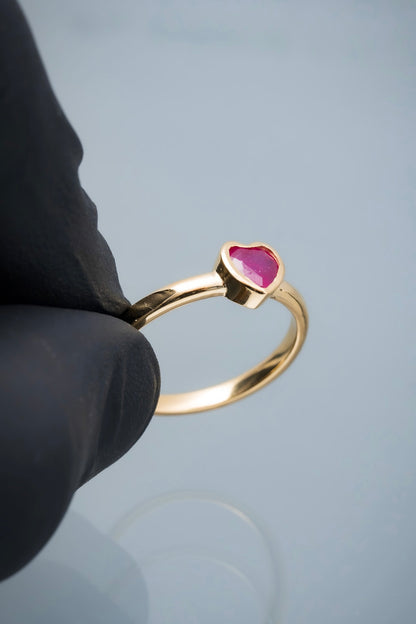 Solitario corazon con 73pts de rubie 2.75gr / Talla: 7 / Oro Amarillo (Joya) M