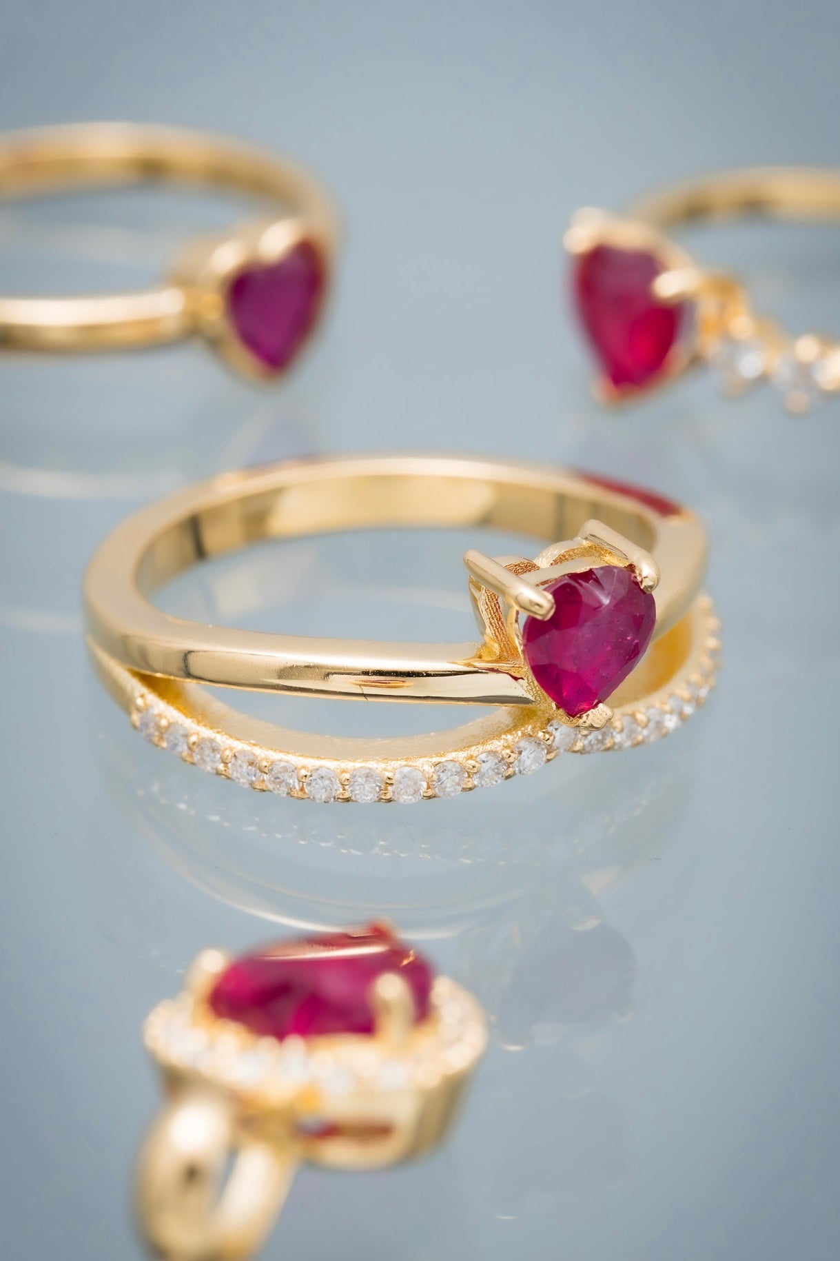 Solitario corazon con 61pts de rubie y 19pts de diamante blanco 5.3gr / Talla 7 1/4 / Oro Amarillo (Joya) M