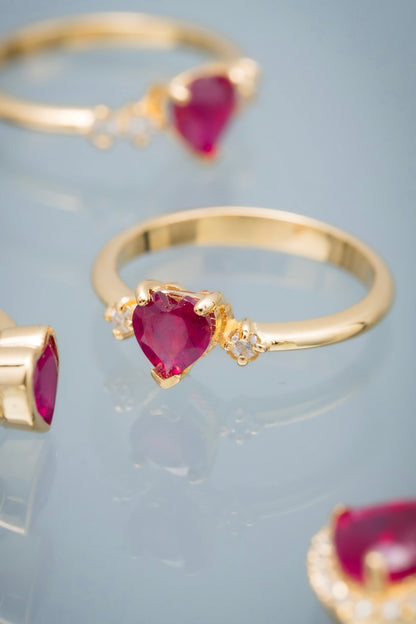 Solitario corazon con 57pts de rubie y 4pts de diamante blanco 2.45gr / Talla: 5 1/2 / Oro Amarillo (Joya) M