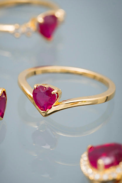 Solitario corazon con 61pts de rubie 2.2gr / Talla: 6 1/4 / Oro Amarillo (Joya) P