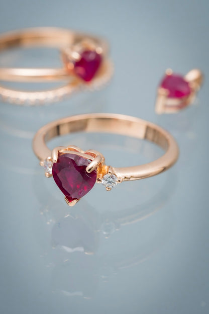 Solitario corazon con 118pts de rubie y 7pts de diamante blanco 2.8gr / Talla 6 / Oro Rosado (Joya) M