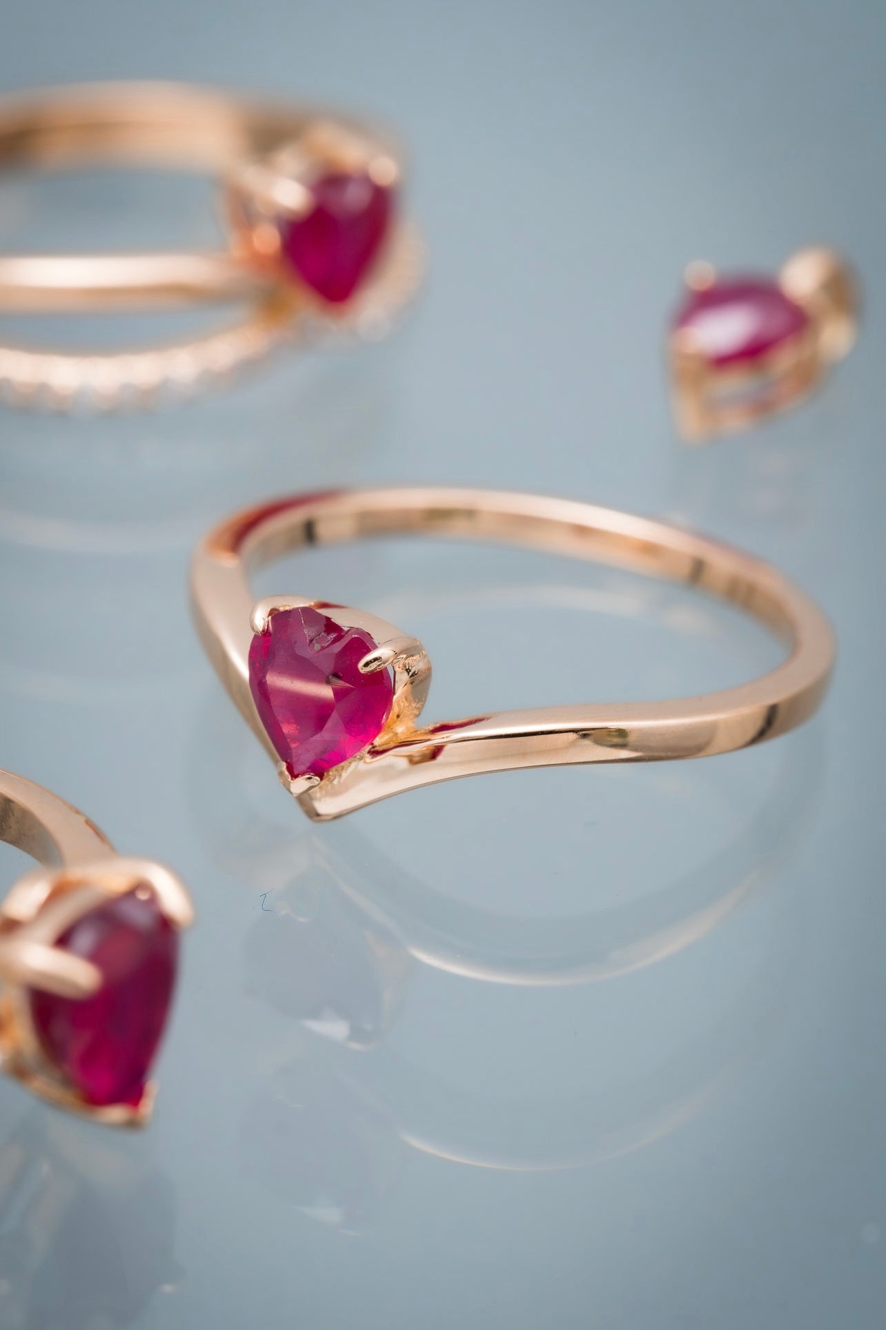 Solitario corazon con 59pts de rubie 2.35gr / Talla : 6 3/4 / Oro Rosado (Joya) P
