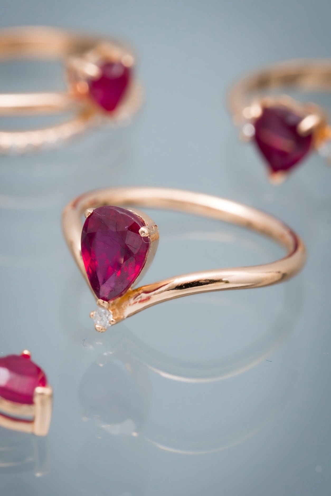 Solitario ovalado con 137pts de rubie y 2pts de diamante blanco 2.7gr / Talla: 6 / Oro Rosado (Joya) M