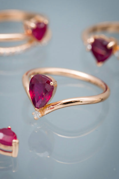 Solitario ovalado con 137pts de rubie y 2pts de diamante blanco 2.7gr / Talla: 6 / Oro Rosado (Joya) M