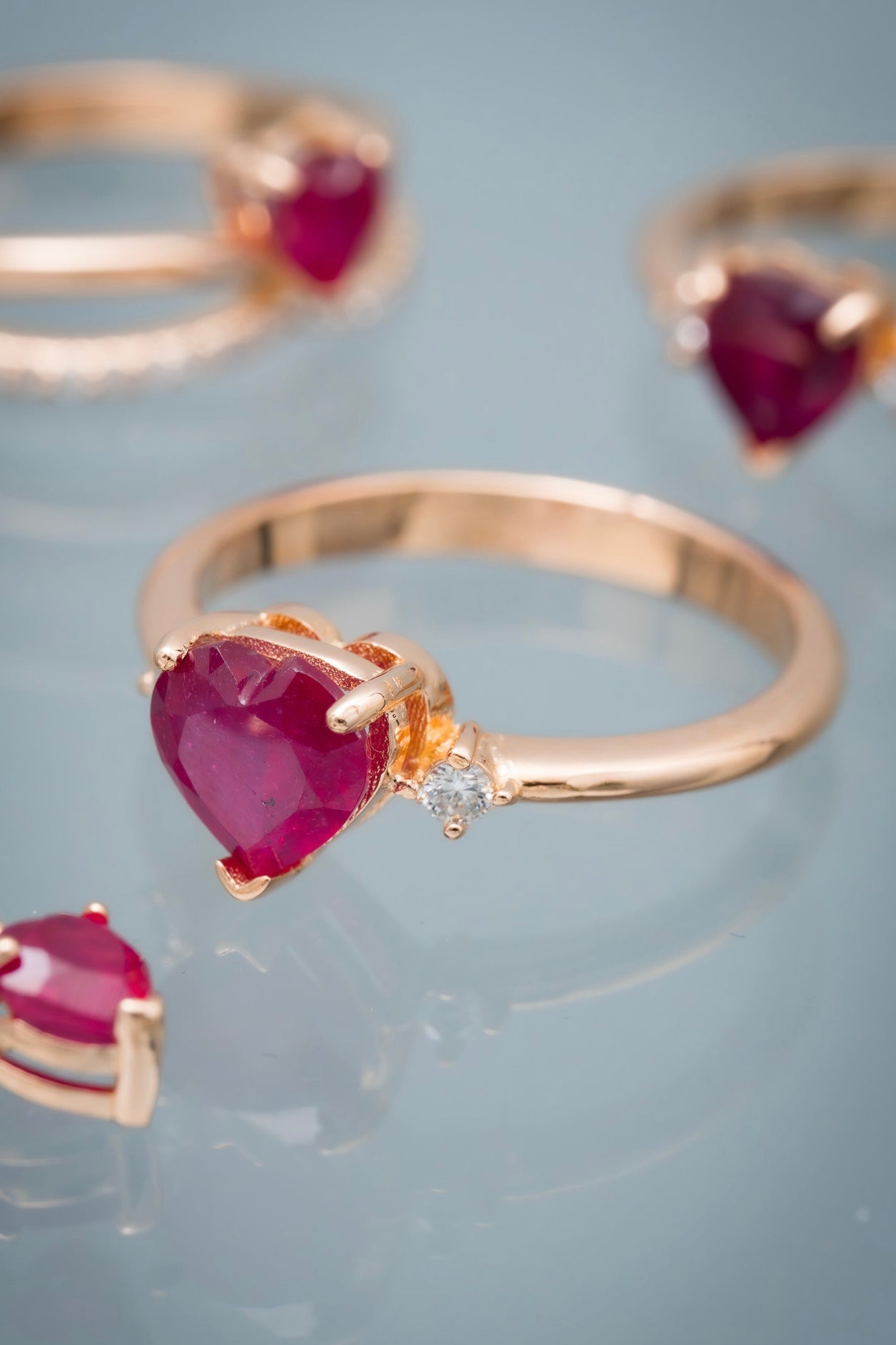 Solitario corazon con 148pts de rubie y 7pts de diamante blanco 3.85gr / Talla 8 / Oro Rosado (Joya) M