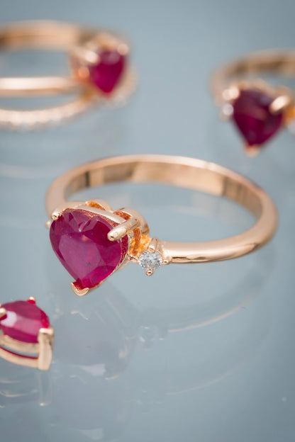 Solitario corazon con 148pts de rubie y 7pts de diamante blanco 3.85gr / Talla 8 / Oro Rosado (Joya) M