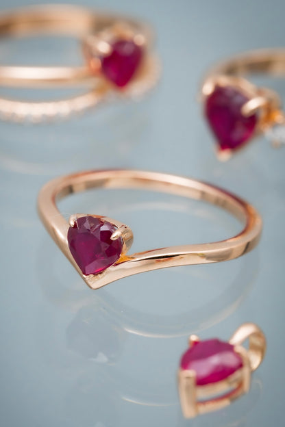 Solitario corazon con 68pts de rubie 2gr / Talla 5 1/2 / Oro Rosado (Joya) M