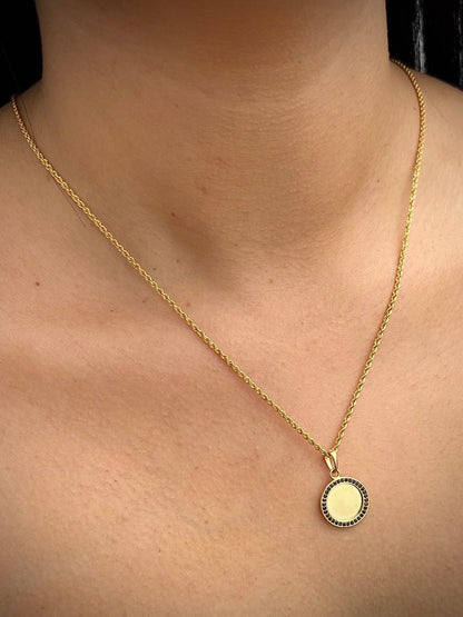 Dije placa con swarovski negro 2.4gr / Largo 2.3cm / Oro Amarillo Nac B
