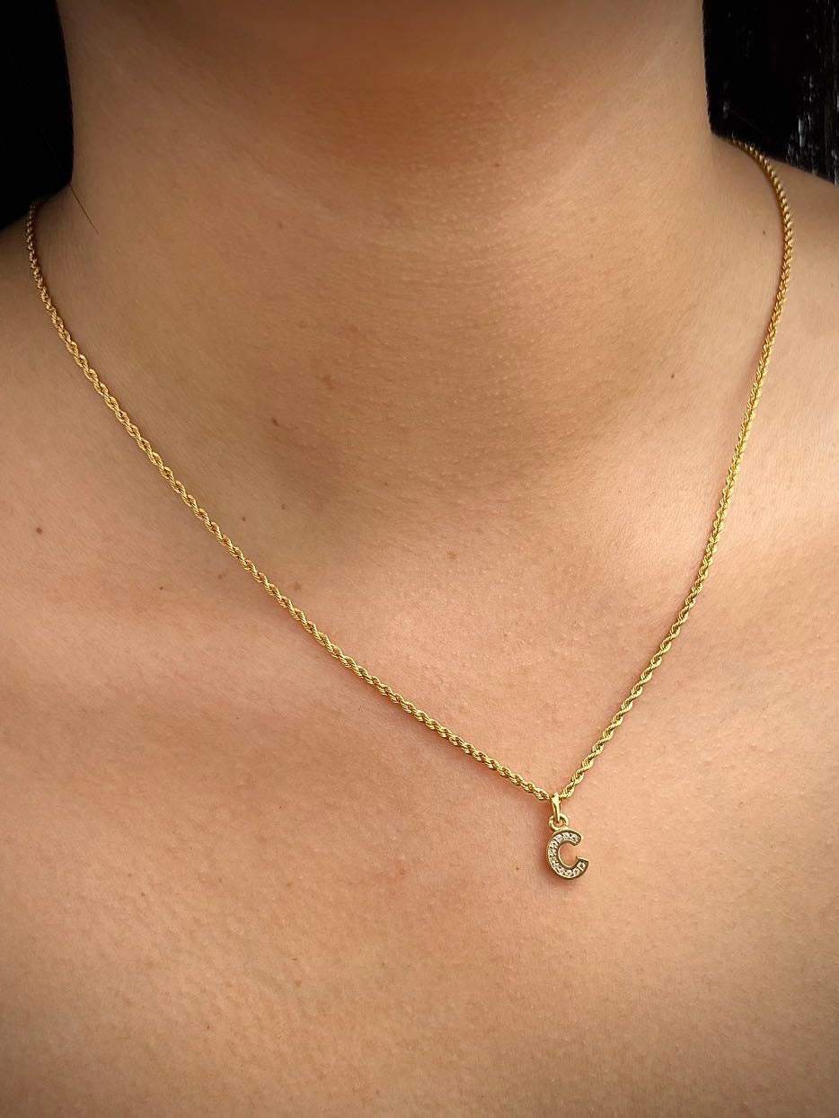 Dije letra c con swarovski blanco 0.75gr / Largo 1.5cm / Oro Amarillo Nac B