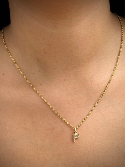 Dije letra p con swarovski blanco 0.7gr / Largo 1.5cm / Oro Amarillo Nac B