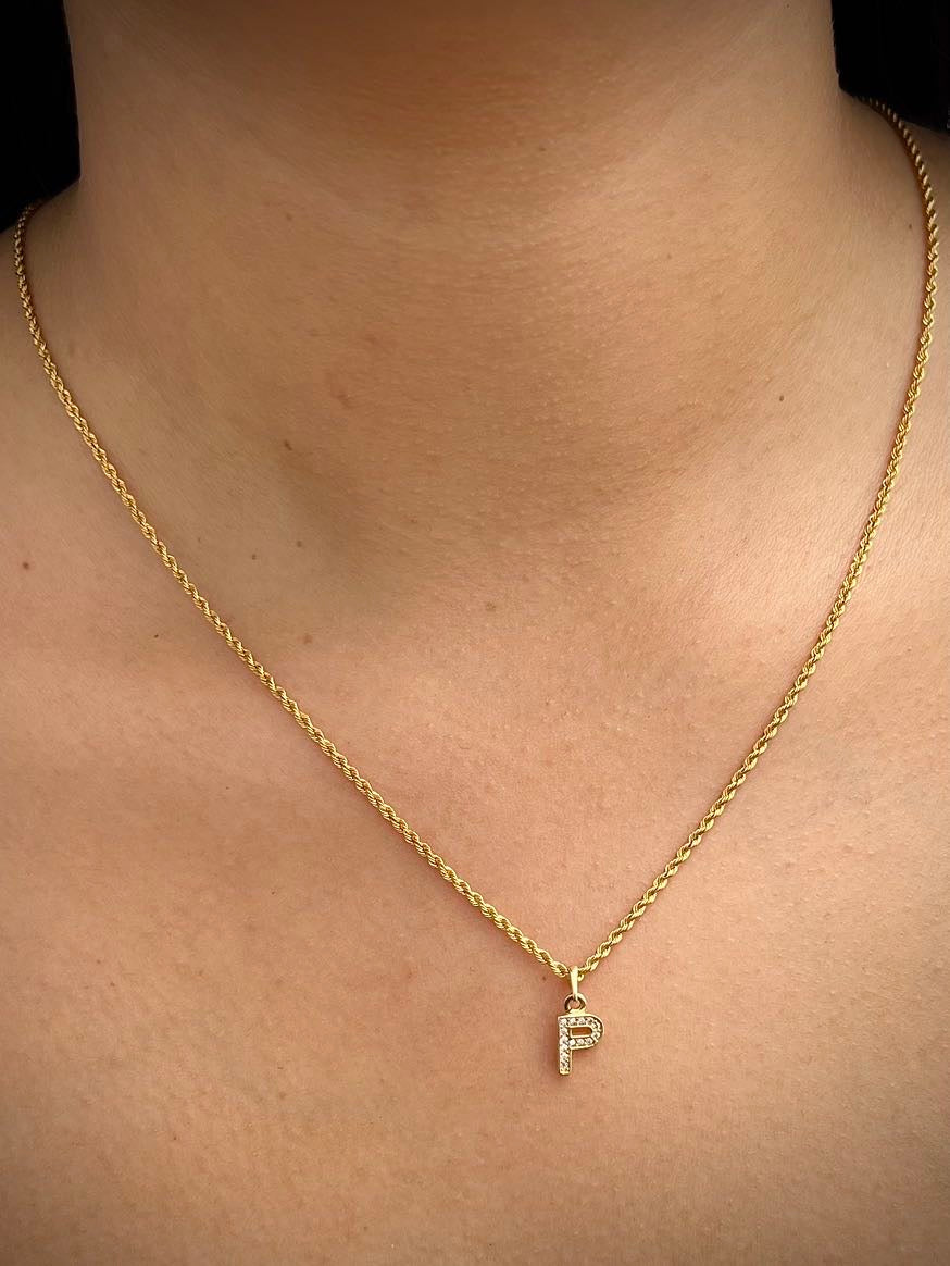 Dije letra p con swarovski blanco 0.7gr / Largo 1.5cm / Oro Amarillo Nac B